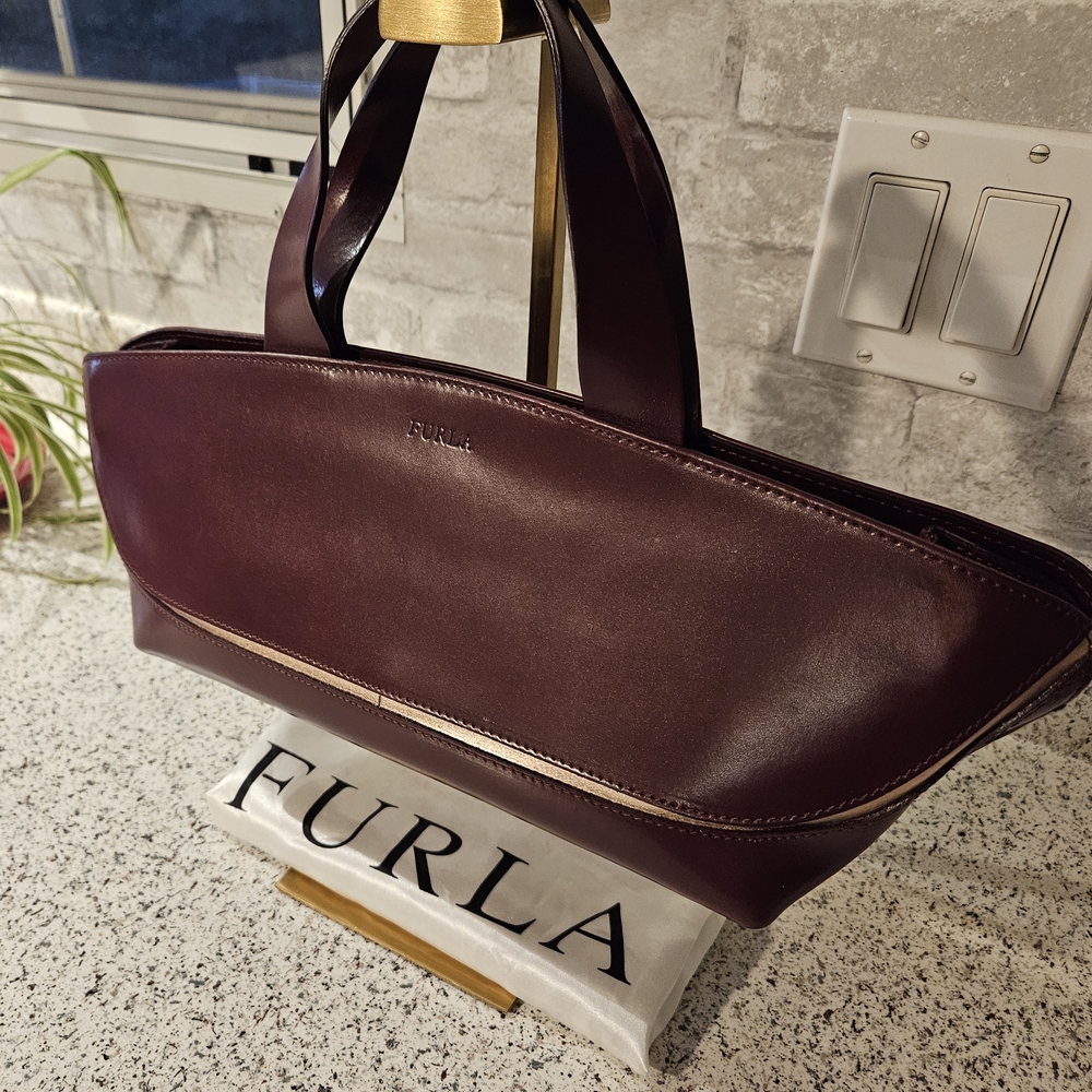 FURLA - NWOT SLEEK Deep Burgundy Leather Handbag With Branded Dust Bag - Picture 1 of 17
